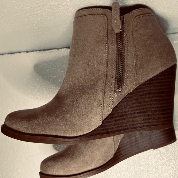 TAN BOOTS 2 1/2” WEDGE HEELS BOOTIES NEW STACKED LAYERED WOOD HEEL 8 BROWN ZIP - Picture 2 of 6